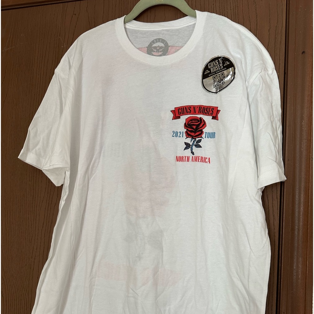 Unisex Guns N Roses tee in a size medium